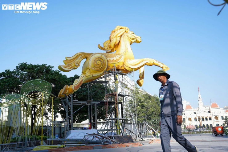 Ghi nhận của PV Báo Điện tử VTC News, ngày 9/2, toàn bộ tuyến phố đi bộ Nguyễn Huệ được rào chắn nhằm phục vụ công tác thi công Đường hoa Tết. Bên trong khu vực này, nhiều nhóm công nhân, kỹ thuật viên và nghệ nhân được bố trí làm việc đồng loạt tại các phân đoạn khác nhau, tập trung hoàn thiện những hạng mục quan trọng.