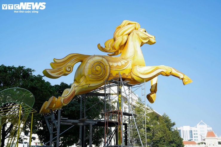 Tại khu vực trung tâm đường hoa, linh vật ngựa - biểu tượng của năm Bính Ngọ đã lộ diện. Mô hình có chiều cao gần 7m, dài khoảng 9m là điểm nhấn của đường hoa năm nay là linh vật ngựa lớn nhất từ trước đến nay.