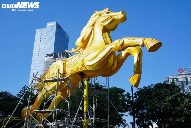 Mô hình được tạo hình theo cấu trúc hình học hiện đại, lấy cảm hứng từ hình tượng Thánh Gióng cưỡi ngựa bay về trời, biểu trưng cho sức mạnh, ý chí quật cường và khát vọng vươn lên.