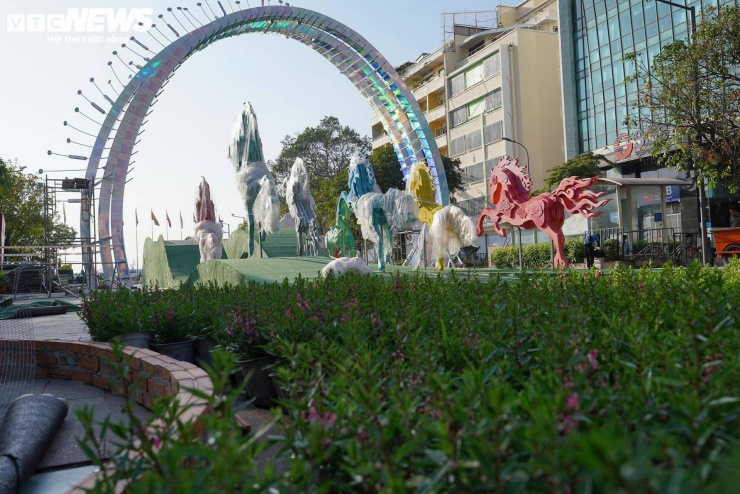 Đối với các linh vật trên “đường đua” thuộc chủ đề Giang sơn cẩm tú cũng được chế tác công phu trong thời gian dài, hiện đã hoàn thiện và đưa vào khu vực trưng bày tại đường hoa Nguyễn Huệ, phục vụ người dân và du khách tham quan, thưởng lãm.