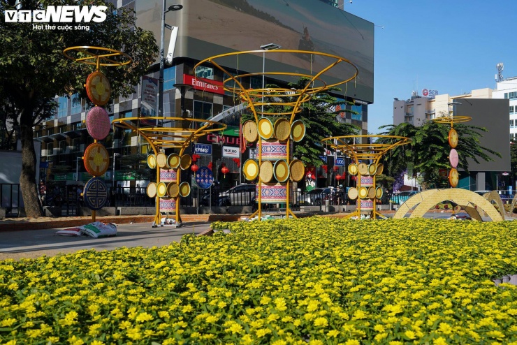Hoa tiếp tục giữ vai trò chủ đạo trên đường hoa năm nay, với hơn 100.000 giỏ hoa từ nhiều nhà vườn được đưa về, bố trí theo từng khu vực. Nhiều đoạn đã hoàn tất trang trí và bước sang giai đoạn chăm sóc, trong khi các chi tiết chưa đạt yêu cầu được chỉnh sửa ngay tại chỗ.