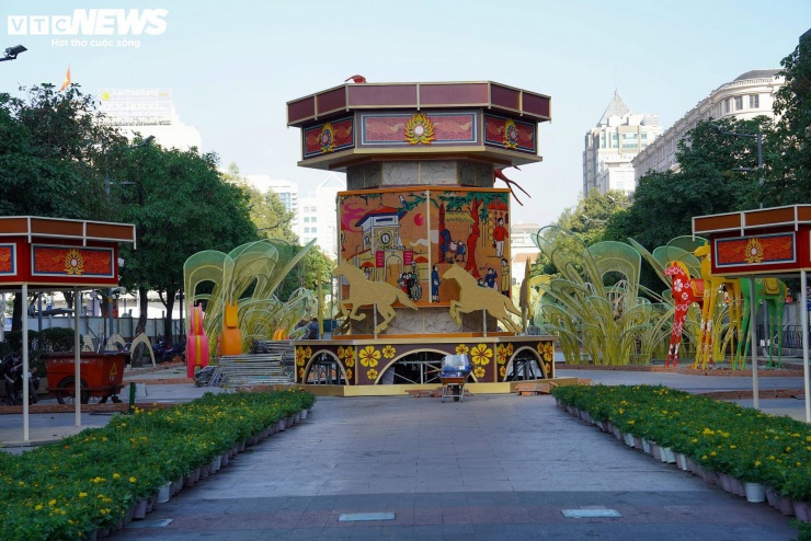 Cùng thời điểm, công nhân thi công lồng đèn kéo quân quy mô lớn, cao hơn 6m, đường kính 6,4m. Hạng mục này được thiết kế theo không gian hai chiều, tích hợp hệ thống đèn và trục xoay, tái hiện không khí Tết truyền thống.