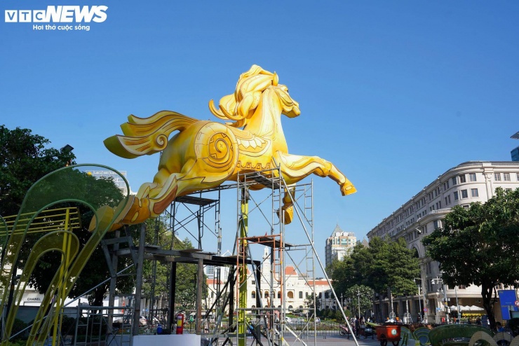 Theo kế hoạch, Đường hoa Nguyễn Huệ Tết Bính Ngọ 2026 mở cửa từ tối 28 tháng Chạp (15/2/2026) và phục vụ người dân, du khách đến mùng 6 Tết.