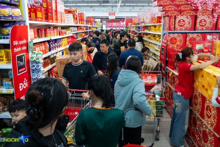 Tại khu vực bánh kẹo, dòng người ra vào không ngớt, nhiều khách hàng tranh thủ lựa chọn các mặt hàng biếu Tết khiến gian hàng luôn đông kín.