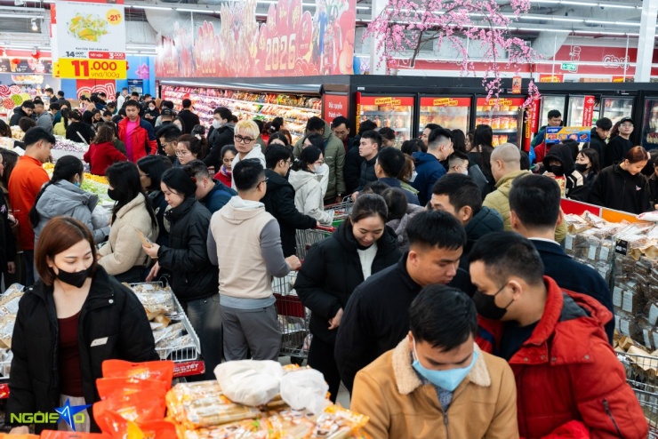 Các nhóm hàng thiết yếu như gạo, dầu ăn, thịt cá, bánh kẹo và nước giải khát được tăng cường nguồn cung nhằm đáp ứng nhu cầu mua sắm dịp Tết. Bên cạnh đó, nhiều mặt hàng đặc trưng ngày Tết như mứt, hoa quả sấy khô, củ kiệu, bánh chưng… cũng ghi nhận sức mua lớn từ người tiêu dùng.