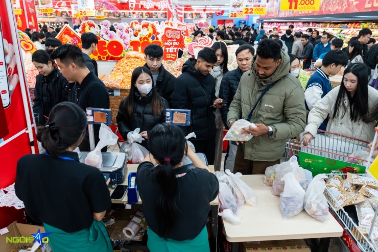 Quầy cân bánh kẹo đông kín khách xếp hàng trong cao điểm mua sắm cuối năm.