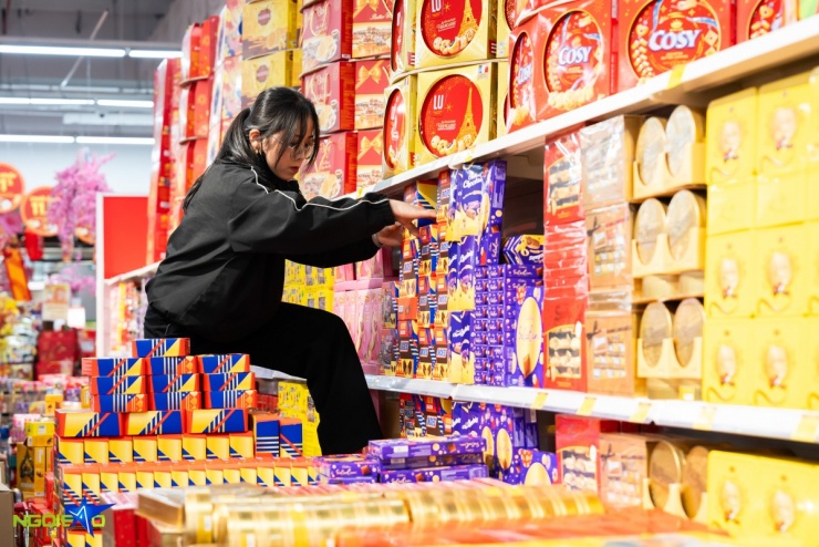 Tại khu vực bánh kẹo, nhân viên liên tục bổ sung hàng để đáp ứng nhu cầu mua sắm tăng cao.