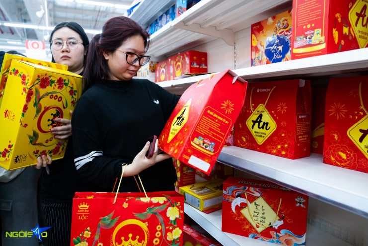 Nguyễn Thị Hiền (29 tuổi) cho biết, dù đã có 7 năm tự tay lo liệu việc Tết cho gia đình kể từ khi kết hôn, chị vẫn không khỏi 'choáng' trước lượng khách đổ về mua sắm đông hơn mọi năm. Theo Hiền, việc di chuyển và lựa chọn hàng hóa gặp nhiều khó khăn do siêu thị quá tải. Trong lần mua sắm này, chị mới sắm được một phần bánh kẹo để biếu nội ngoại và dùng trong gia đình, dự kiến sẽ quay lại thêm một lần nữa để hoàn tất.