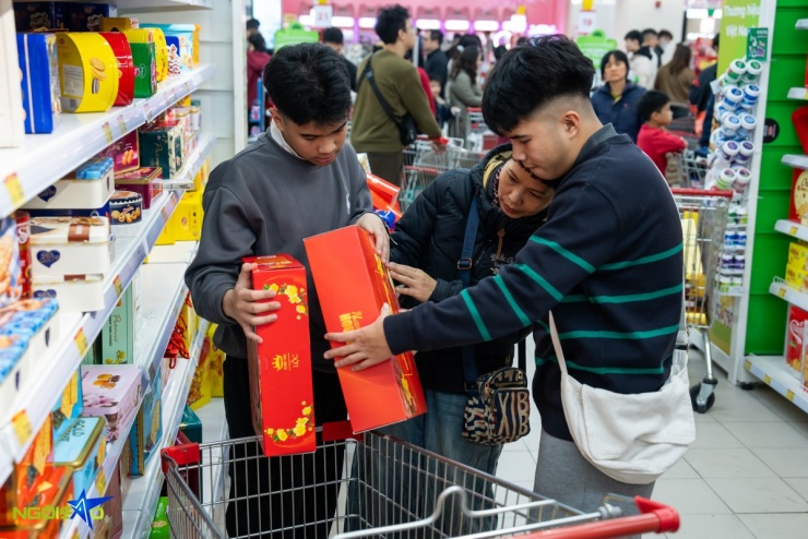 Các mặt hàng bánh kẹo đóng hộp được nhiều khách hàng lựa chọn nhờ tính tiện dụng, mẫu mã Tết bắt mắt, phù hợp nhu cầu làm quà biếu, bên trong gồm nhiều chủng loại sản phẩm.