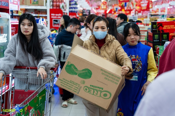 Do lượng xe đẩy không đủ, nhiều khách phải sử dụng thùng giấy để đựng hàng hóa trong quá trình mua sắm.