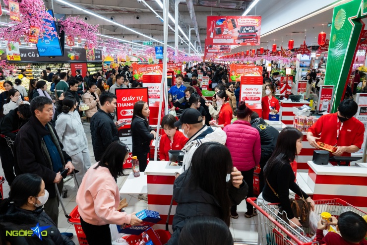 Dòng người nối dài chờ thanh toán tại siêu thị dịp Tết - 13