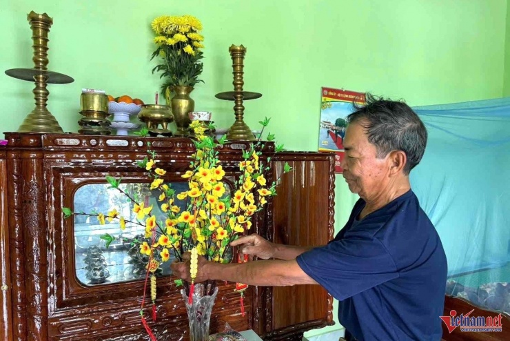 Ông Trần Văn Khánh (76 tuổi, trú thôn Phú Hữu) cắm hoa chuẩn bị đón Tết trong ngôi nhà mới khang trang của "Chiến dịch Quang Trung". Ảnh: Hải Dương