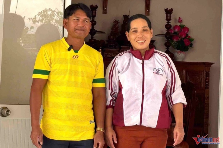 Vợ chồng anh Nghĩa vui mừng vì được nhà nước xây ngôi nhà mới sau trận lũ lịch sử. Ảnh: Hải Dương