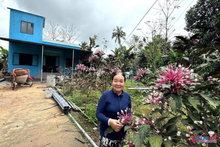 Bà Nguyễn Thị Chúng vui mừng vì có ngôi nhà khang trang sau trận lũ lịch sử. Ảnh: Hải Dương