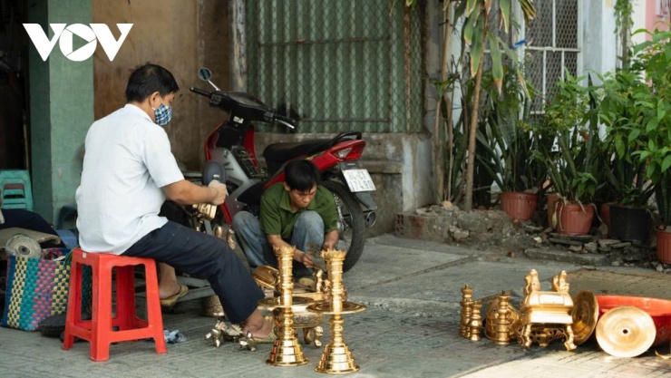 Những ngày cận Tết, không khó để bắt gặp những người thợ đánh lư đồng đang tất bật làm việc.