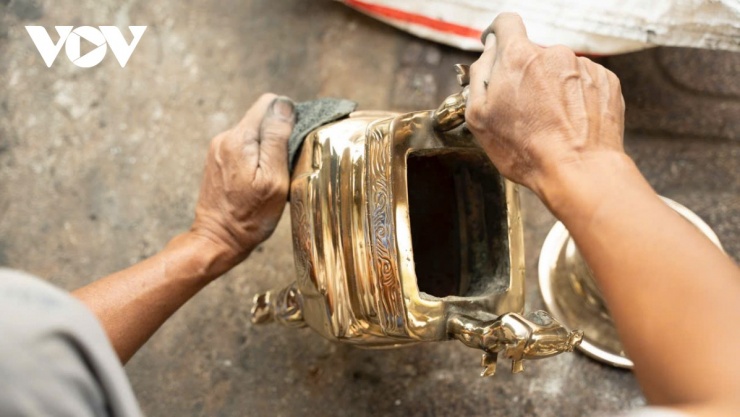 Chi phí đánh một bộ lư lớn rơi vào khoảng 300.000 đồng, còn bộ nhỏ dao động từ 150.000 - 200.000 đồng.