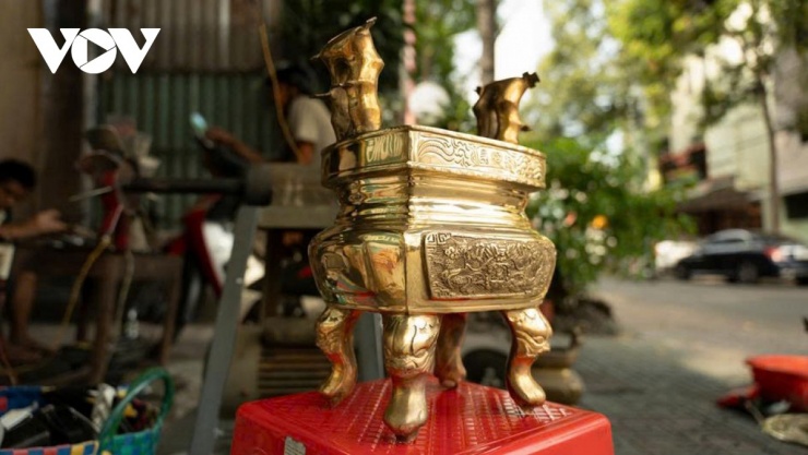 Những bộ lư với họa tiết sắc sảo sẽ có công đánh bóng cao hơn.