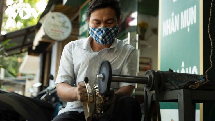 Lượng khách tấp nập đã mang lại thu nhập lên đến hơn 1 triệu cho nghề đánh bóng đồng.