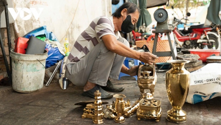 Những chiếc lư được đem đi đánh bóng, trở nên sáng mới, như một dấu hiệu báo xuân đang về