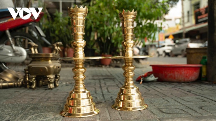 Ngoài lư hương, những người thợ còn đánh bóng thêm chân đèn,...