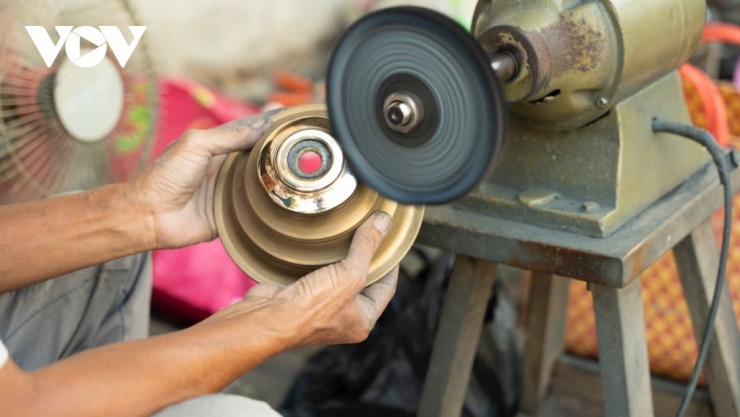 Sau đó,&nbsp;đưa các bộ phận vào máy quay mô tơ để loại bỏ lớp bụi bẩn.