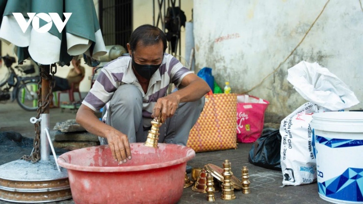 Sau khi tháo rời các bộ phận, lư được quét dung dịch tẩy rửa.