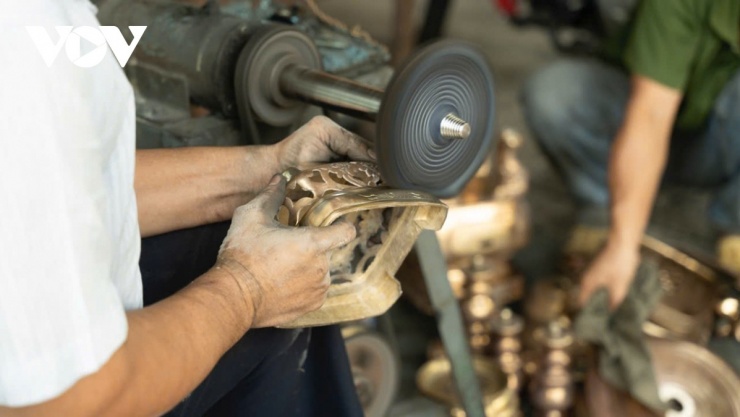 Ngày Tết trong tâm thức người Việt dường như trở nên trọn vẹn hơn khi mỗi gia đình đều tân trang lại những chiếc lư đồng.