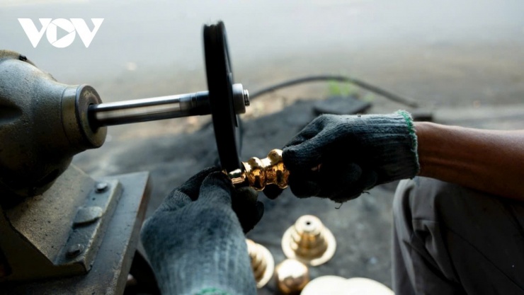 Quy trình đánh bóng đòi hỏi sự cẩn trọng ở từng công đoạn.