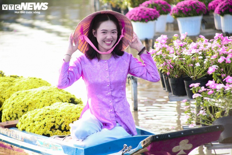 Nhiều du khách, đặc biệt là các bạn trẻ, lựa chọn diện áo bà ba kết hợp khăn rằn - trang phục đặc trưng Nam Bộ để check-in, lưu giữ những khoảnh giữa không gian ngập tràn sắc hoa.