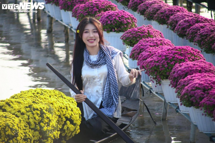 Làng hoa Sa Đéc cách TP.HCM khoảng 150 km, du khách có thể di chuyển bằng xe máy hoặc xe khách. Phần lớn các vườn hoa mở cửa miễn phí hoặc thu vé tham quan từ 20.000 - 50.000 đồng/người.