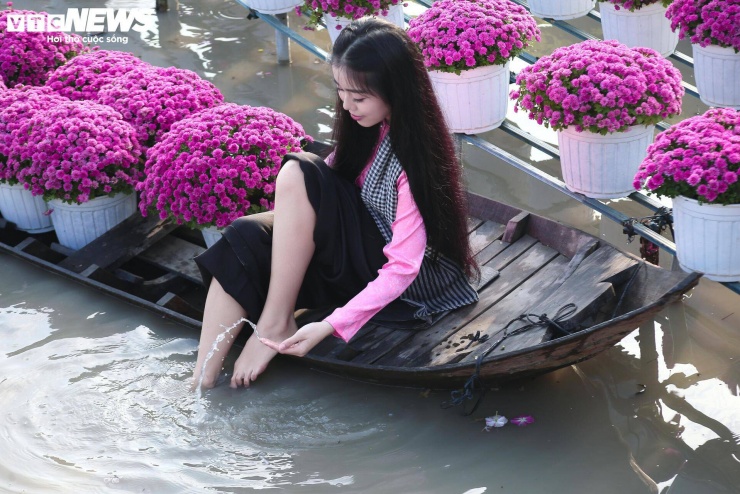 Ngoài trải nghiệm tham quan, chụp ảnh, du khách còn có thể mua hoa trực tiếp tại vườn, góp phần giúp nhà vườn tiêu thụ sản phẩm trong mùa cao điểm.