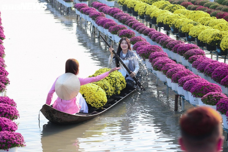 Một trong những nét đặc trưng của làng hoa Sa Đéc là mô hình trồng hoa trên mặt nước. Các chậu hoa được đặt trên giàn cao, bên dưới là kênh rạch chằng chịt. Để chăm sóc hoa, người trồng phải lội nước hoặc chèo xuồng, tạo nên hình ảnh lao động đặc trưng của vùng đất này. Trải nghiệm ngồi xuồng len lỏi giữa các luống hoa hiện được nhiều du khách lựa chọn.
