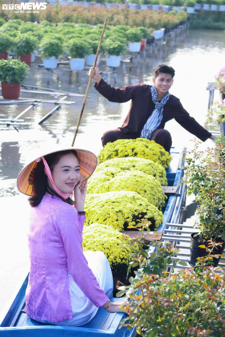 Làng hoa Sa Đéc có lịch sử hình thành hơn 100 năm, nằm dọc theo sông Tiền với tổng diện tích gần 1.000 ha. Từ khởi nguồn là hoa hồng, đến nay nơi đây phát triển hàng trăm chủng loại hoa, kiểng, bao gồm cả hoa trang trí công trình và cây cảnh giá trị cao.