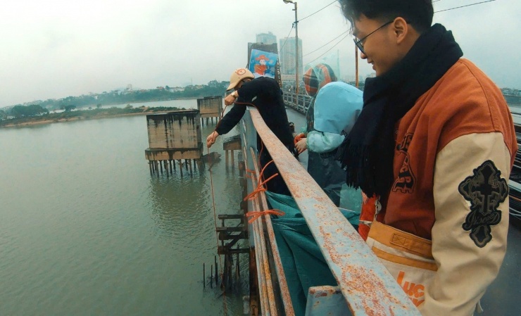 Tình nguyện viên "Đường Táo Quân" hoạt động trên cầu Long Biên ngày 22 tháng Chạp. Ảnh: TNV