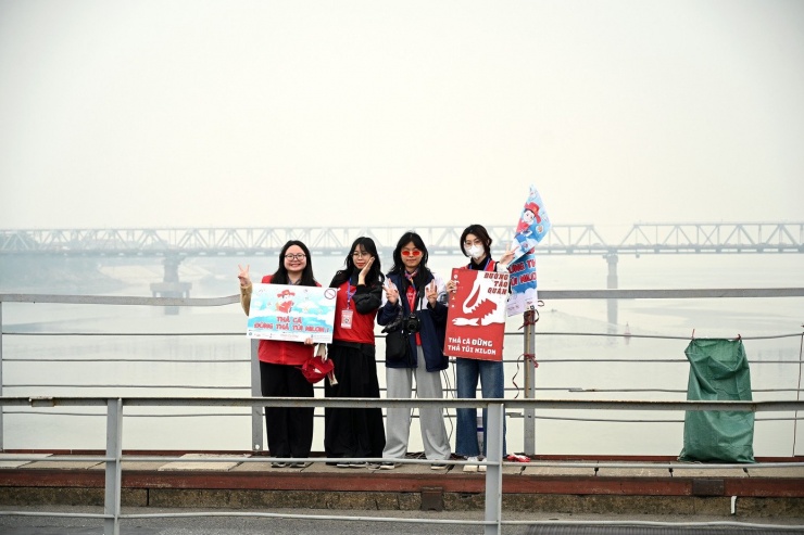 Thu Minh (thứ hai từ phải sang) cùng các tình nguyện viên "Đường Táo Quân".