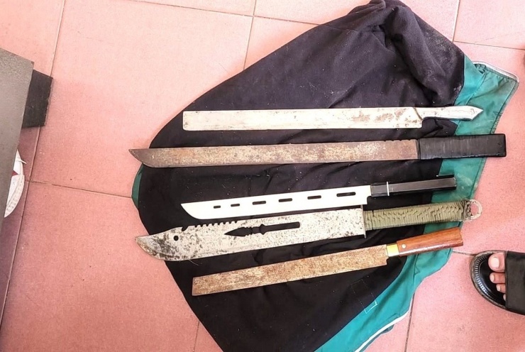 Tang vật công an thu giữ được gồm nhiều kiếm.