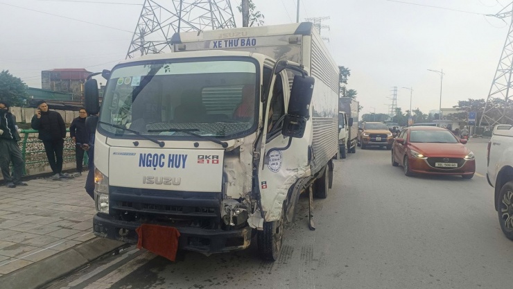 Hà Nội: Ô tô bán tải biến dạng sau va chạm liên hoàn - 2