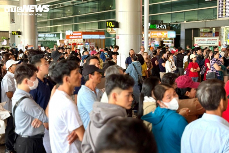 Ghi nhận của PV Báo Điện tử VTC News, từ sáng sớm, khu vực ga đến quốc tế sân bay Tân Sơn Nhất (TP.HCM) chật kín người chờ đón thân nhân là kiều bào về nước ăn Tết. Dòng người đứng ken đặc phía ngoài rào chắn, tay cầm hoa, chờ đợi khoảnh khắc đoàn viên sau thời gian dài xa cách.