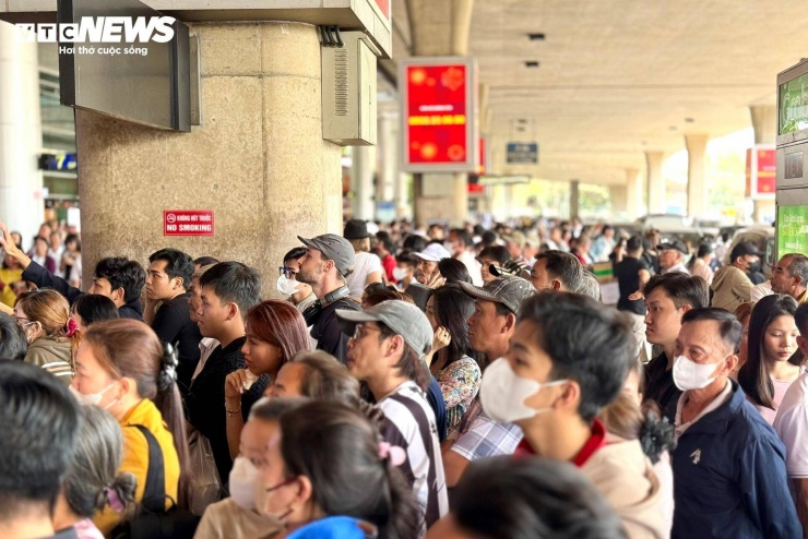 Trước khu vực cửa đến A1 và A2 - vị trí dễ quan sát nhất để ngóng người thân - đông nghịt người.