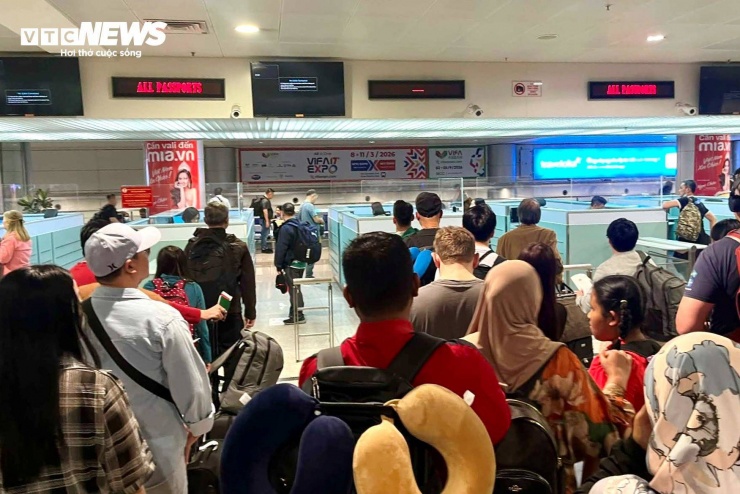 Ở bên trong ga đến, nhân viên được bố trí gấp 3 so với ngày thường, để đảm bảo việc nhập cảnh được diễn ra nhanh chóng, giảm thiểu ùn ứ.