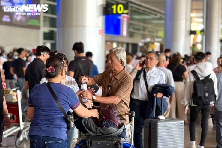 Tết đến sớm hơn với những người con xa xứ, bắt đầu từ giây phút đặt chân về TP.HCM.