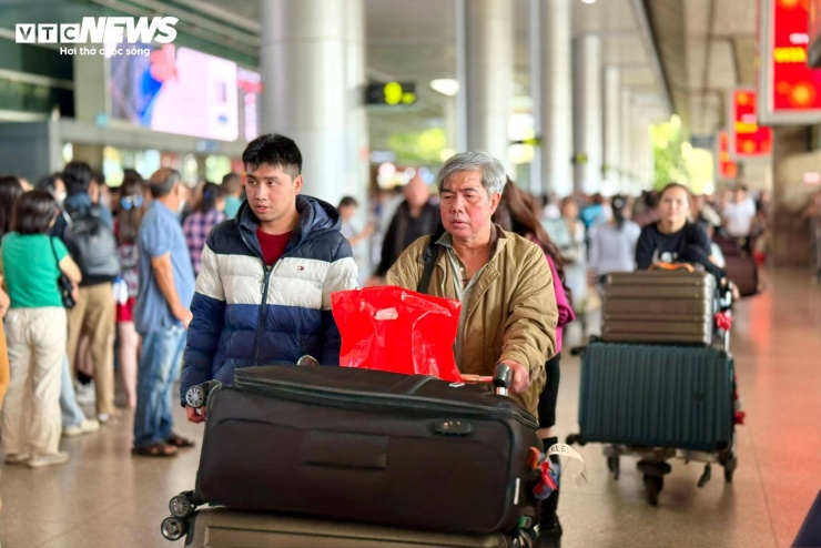 Sân bay Tân Sơn Nhất đông nghịt người đón kiều bào về quê ăn Tết - 11