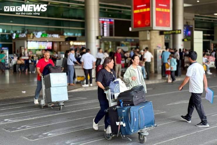 Càng về chiều, lượng người đổ về sân bay càng đông. Các tuyến đường dẫn vào sân bay Tân Sơn Nhất liên tục xảy ra tình trạng ùn xe cục bộ do lượng ô tô cá nhân dừng đỗ chờ đón khách tăng đột biến.