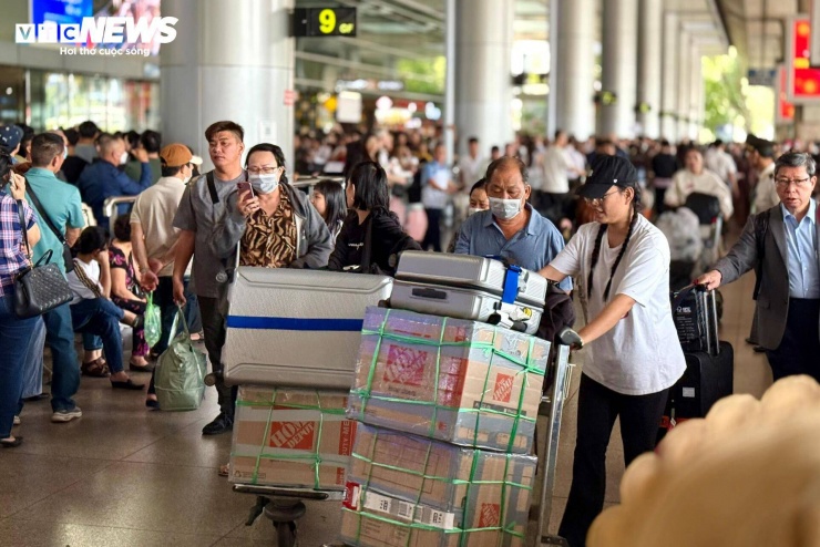 Một số kiều bào cho biết họ đã phải sắp xếp công việc từ sớm, chấp nhận giá vé máy bay tăng cao để có thể về quê đúng dịp Tết. “Chỉ cần được ăn bữa cơm tất niên với gia đình là mọi vất vả đều xứng đáng", chị Giang, hành khách vừa trở về từ Đài Loan chia sẻ khi đẩy hành lý.