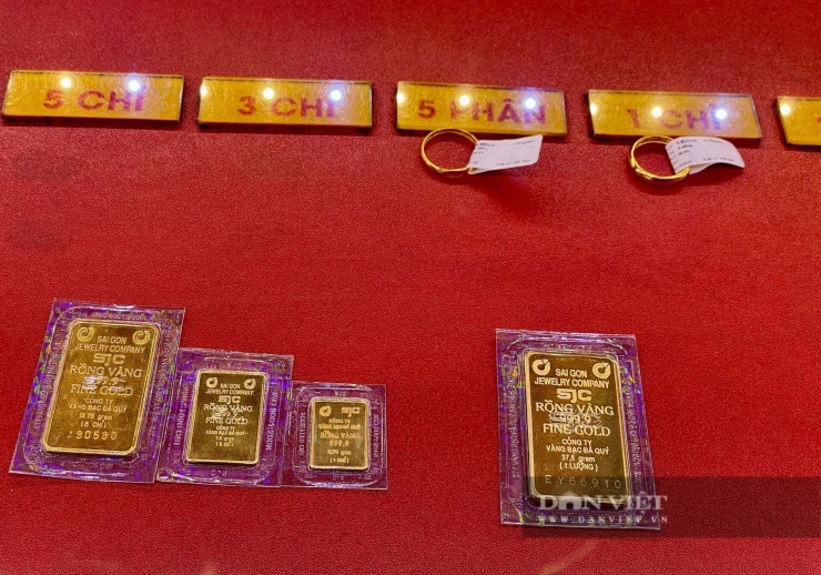 Tiệm vàng đã có lại vàng trong ngày 9/2 nhưng ít khách mua. Ảnh: Hồng Phúc