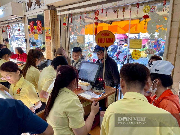 Giá vàng 9/2 tăng vọt, nhiều người ở TP.HCM rủ nhau bán vàng ăn Tết. Ảnh: Hồng Phúc