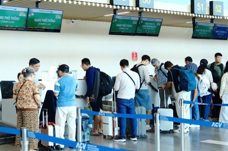 Cảng hàng không quốc tế Tân Sơn Nhất đang bước vào giai đoạn cao điểm phục vụ hành khách.