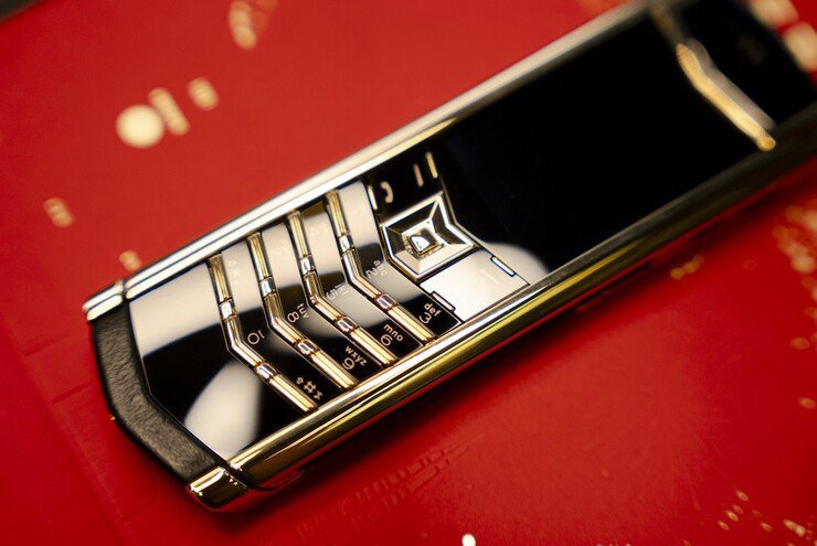 “Huyền thoại” Vertu Signature V vàng khối 18K giá hơn 2,2 tỷ đồng