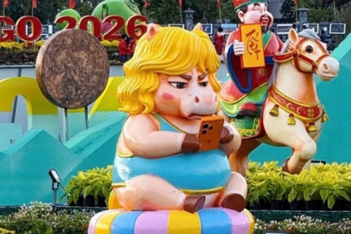 Linh vật ngựa cầm iPhone “gây bão” ở Quy Nhơn: Tác giả lý giải điều bất ngờ