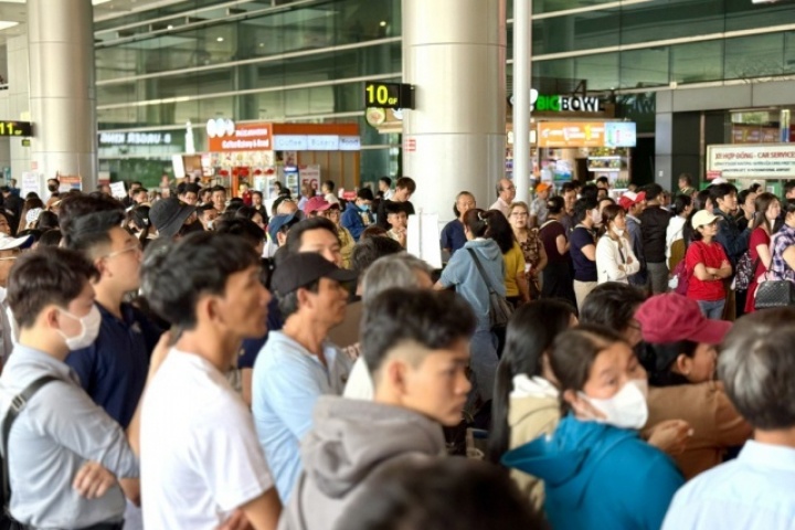 Sân bay Tân Sơn Nhất đông nghịt người đón kiều bào về quê ăn Tết